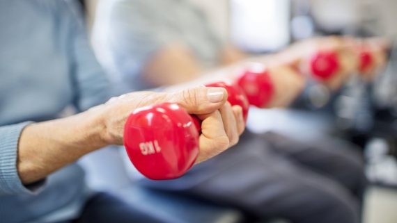 Deve ou não o idoso praticar exercício físico?