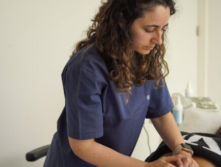 paciente deitada recebendo massagem abdominal